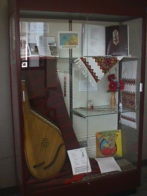 The full case, with bandura and music-related Ukrainian objects