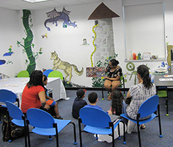 Magda Chavez reads to children