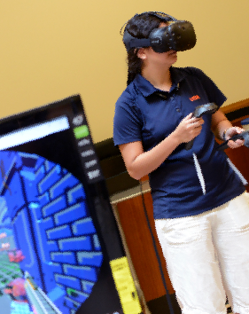 图为美国德州科技大学工程系学生使用虚拟现实技术