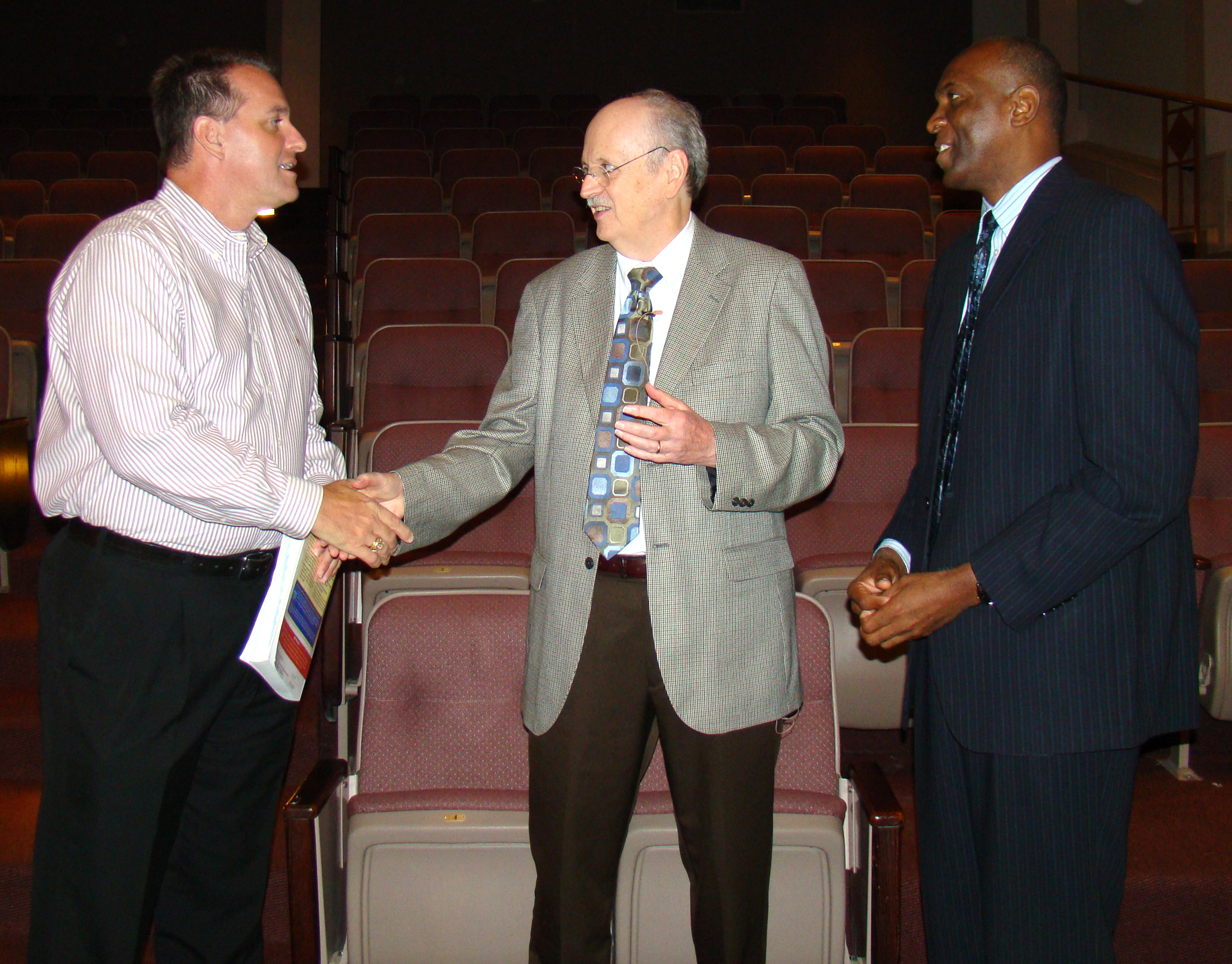 Dr. Ken Bain (center) discusses teaching concepts with Gordon Carruth (left), professor of computer information science at Lone Star College-Montgomery, and Lawrence Brandyburg, academic dean. 