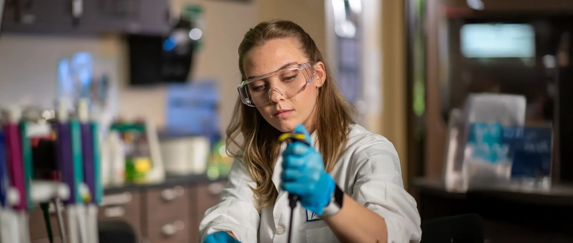 2 students working in a lab