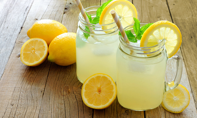 photo of lemonade and lemons