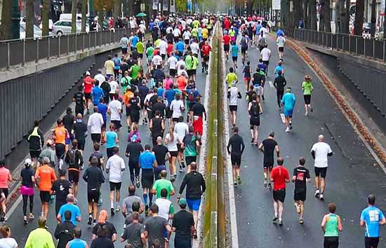 A large group of runners in a marathon